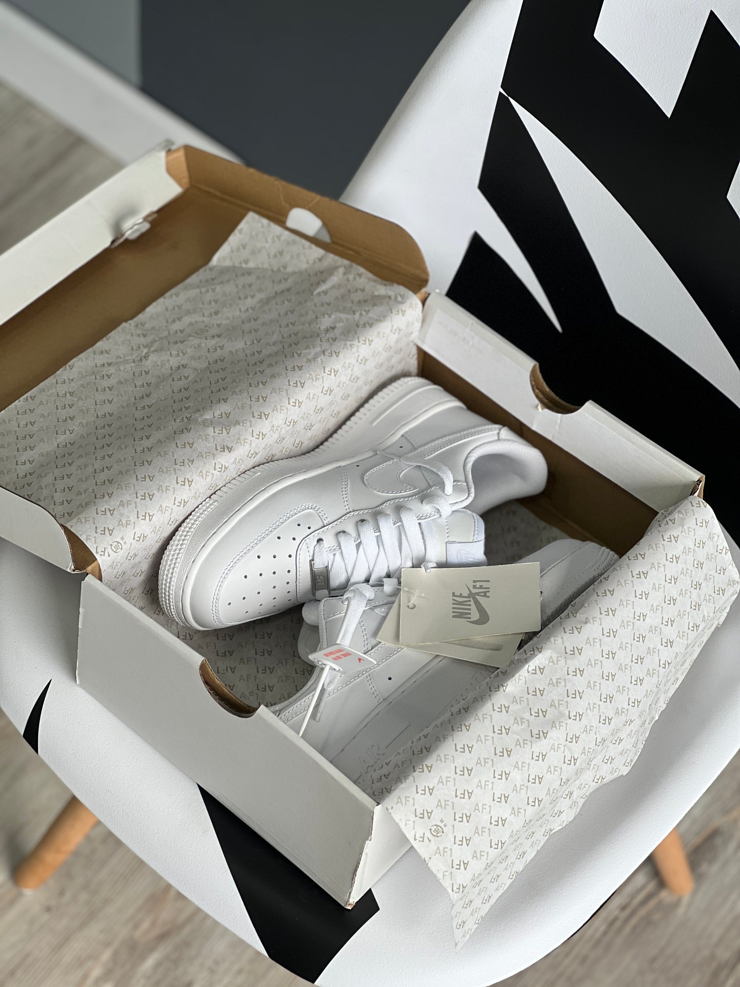 Nike Air Force 1 "Triple White" +  Conjunto de Camiseta y pantaloneta GRATIS.