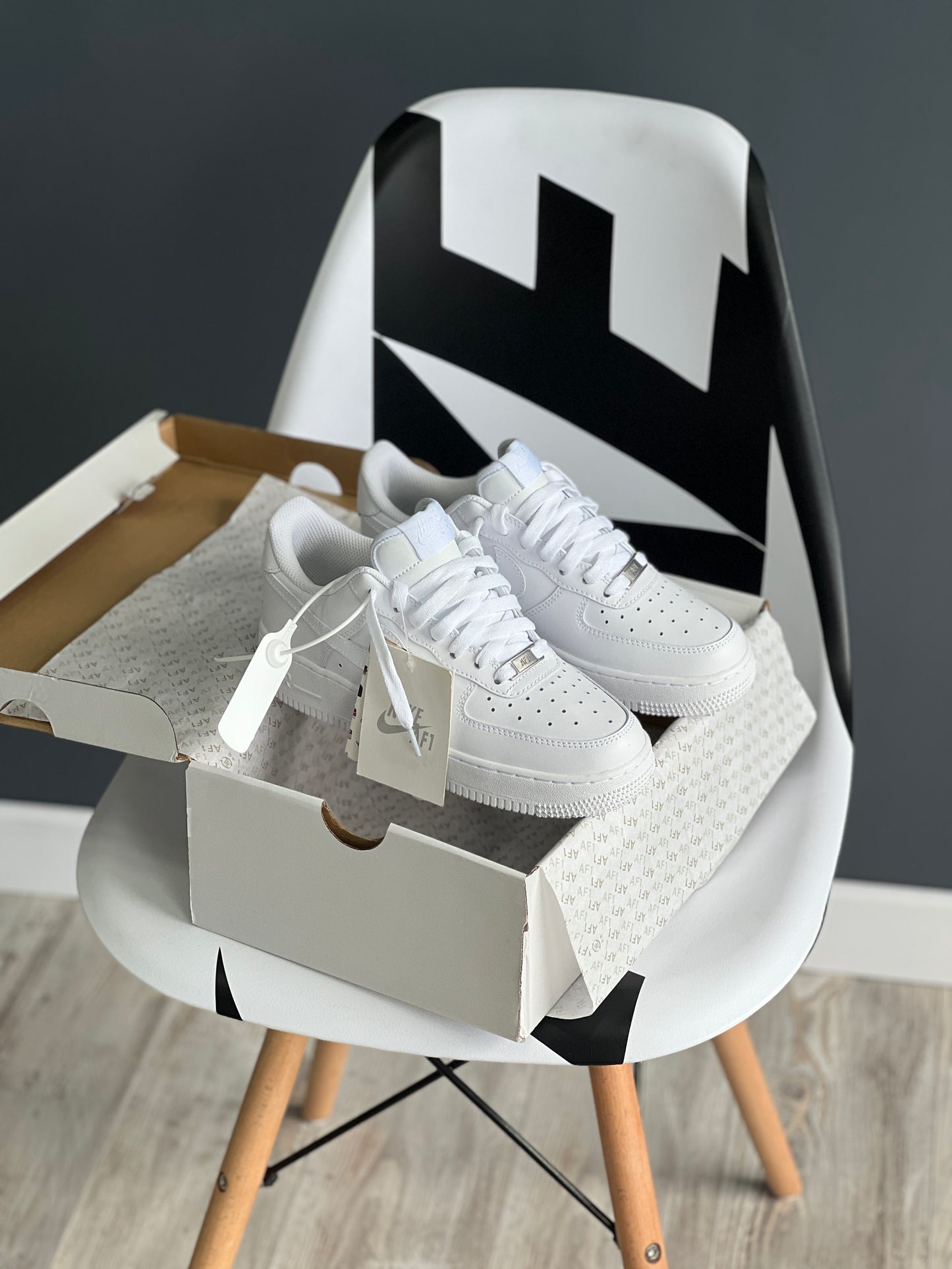 Nike Air Force 1 "Triple White" +  Conjunto de Camiseta y pantaloneta GRATIS.