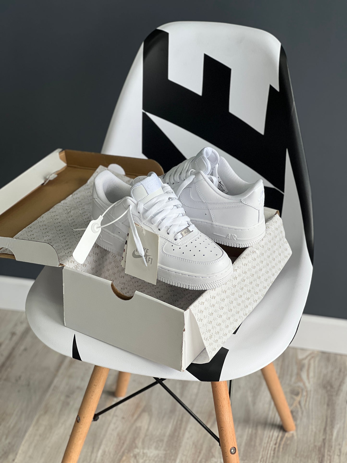 Nike Air Force 1 "Triple White" +  Conjunto de Camiseta y pantaloneta GRATIS.